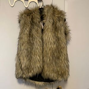 NWT! Aritzia Sunday Best Ovid Faux Fur Vest